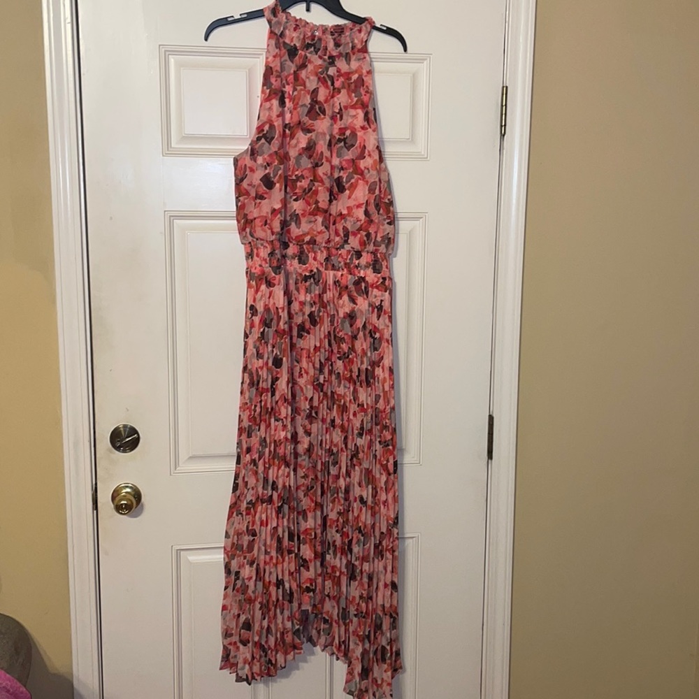Sleeveless Dress with pleats